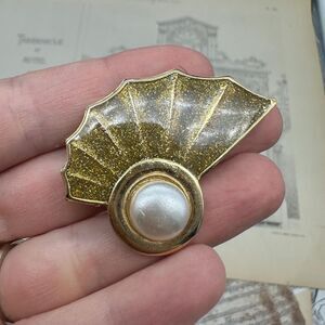 Vintage Gold Sparkling Glitter Fan Shell with Pearl Brooch Pin Gold Tone